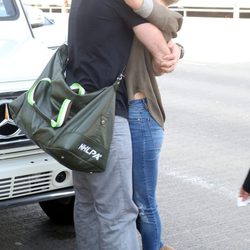 Julianne Hough y Brooks Laich besándose en el aeropuerto de Los Angeles
