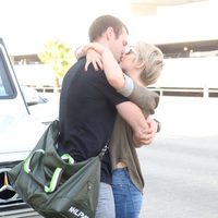 Julianne Hough y Brooks Laich besándose en el aeropuerto de Los Angeles