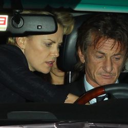 Charlize Theron enseñando a Sean Penn a conducir su coche