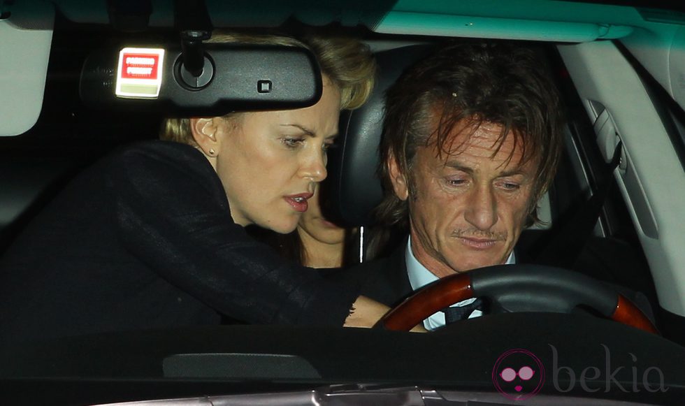 Charlize Theron enseñando a Sean Penn a conducir su coche