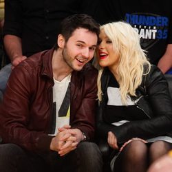 Christina Aguilera y Matt Rutler comparten confidencias en un partido de la NBA