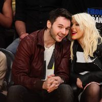 Christina Aguilera y Matt Rutler comparten confidencias en un partido de la NBA