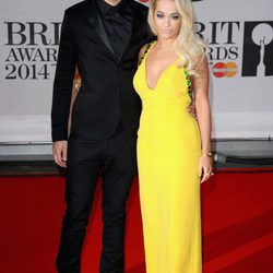 Calvin Harris y Rita Ora en los Brit Awards 2014