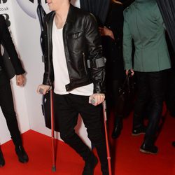Niall Horan con muletas en la alfombra roja de los Brit Awards 2014
