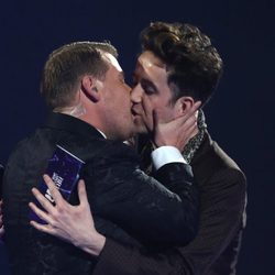 James Corden y Nick Grimshaw se dan un beso sobre el escenario durante la presentación de un premio en los Brit Awards 2014