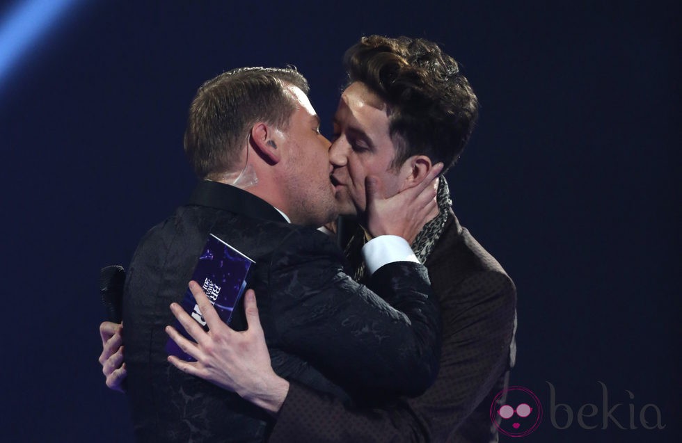 James Corden y Nick Grimshaw se dan un beso sobre el escenario durante la presentación de un premio en los Brit Awards 2014