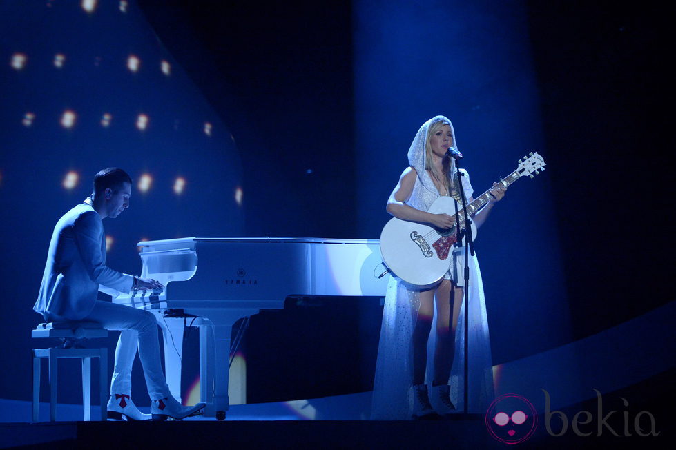 Ellie Goulding durante su actuación en los Brit Awards 2014