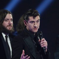 Alex Turner, integrante de Arctic Monkeys, recibe el premio al mejor álbum del año en los Brit Awards 2014
