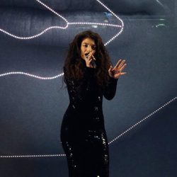 Lorde durante su actuación en los Brit Awards 2014