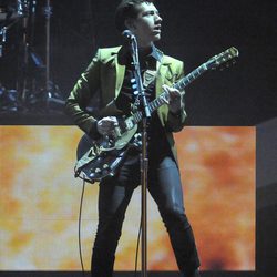 Alex Turner, integrante de Arctic Monkeys, durante su actuación en los Brit Awards 2014