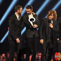 Bastille recoge el premio al mejor artista revelación en los Brit Awards 2014