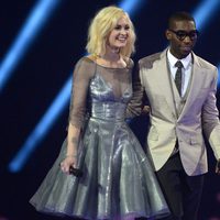Fearne Cotton y Tinie Tempah presentan uno de los galardones de los Brit Awards 2014