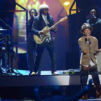 Pharrell Williams durante su actuación en los Brit Awards 2014