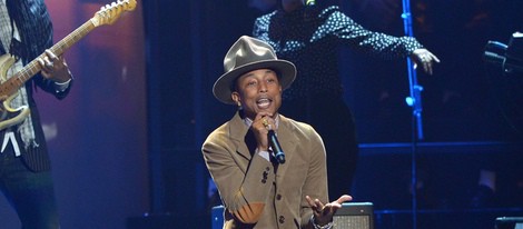 Pharrell Williams durante su actuación en los Brit Awards 2014