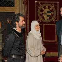Los Príncipes Felipe y Letizia con Rodolfo Sancho y Michelle Jenner en el rodaje de 'Isabel'