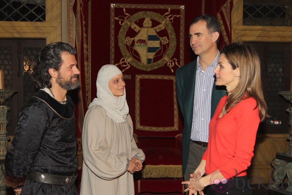 Los Príncipes Felipe y Letizia con Rodolfo Sancho y Michelle Jenner en el rodaje de 'Isabel'