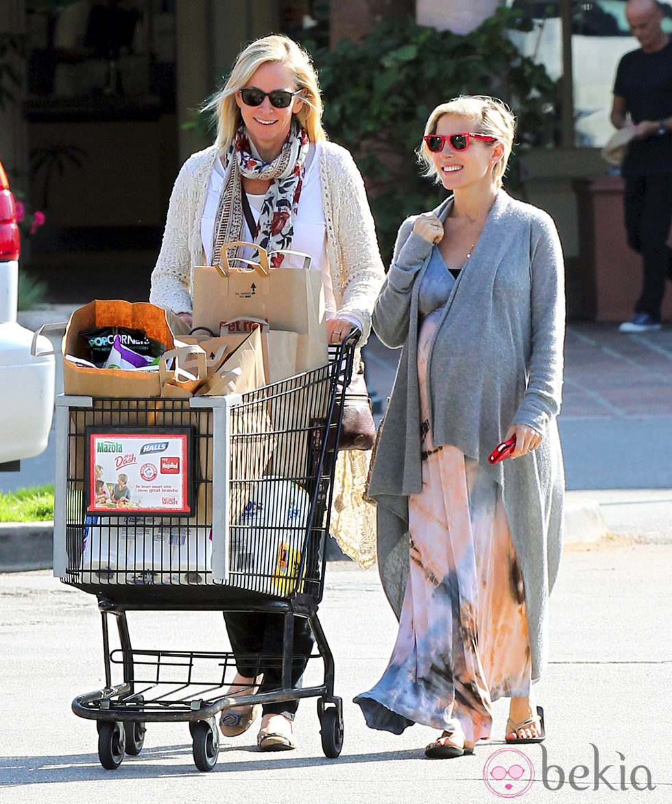 Elsa Pataky haciendo la compra con su suegra Leonie en Malibú