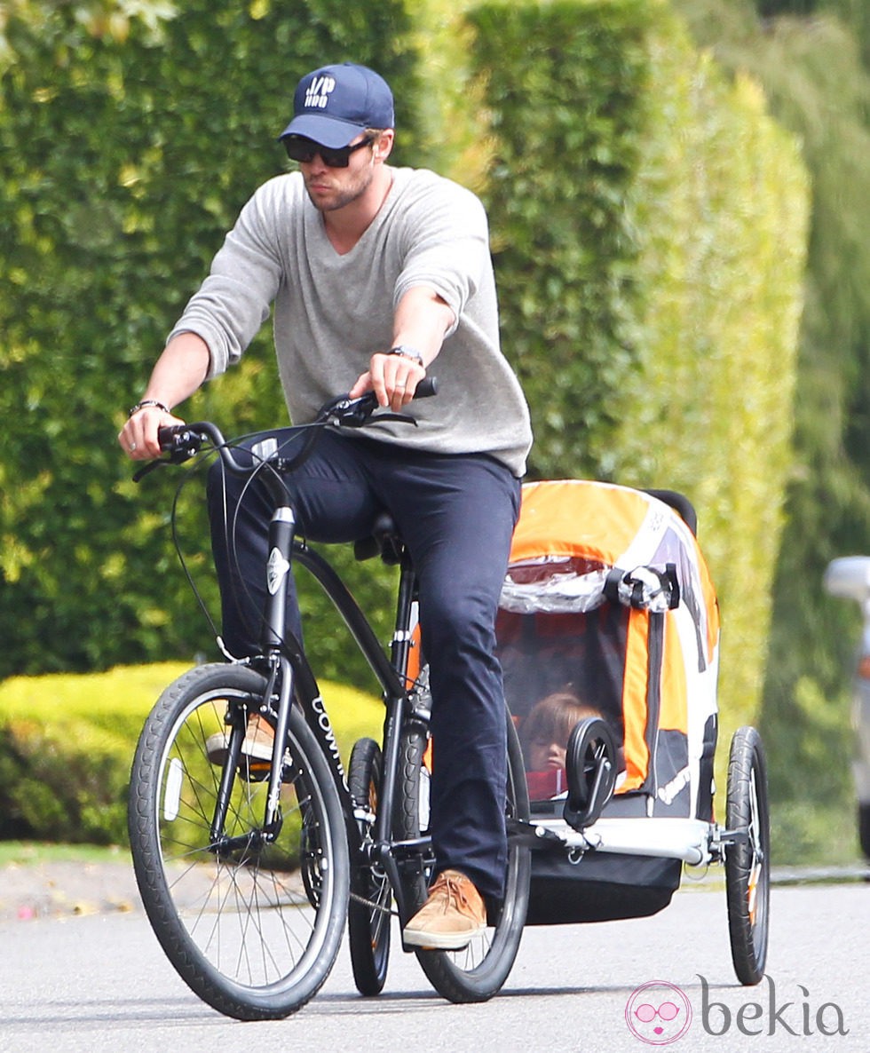 Chris Hemsworth paseando en bici con India Rose por Malibú