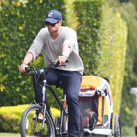 Chris Hemsworth paseando en bici con India Rose por Malibú