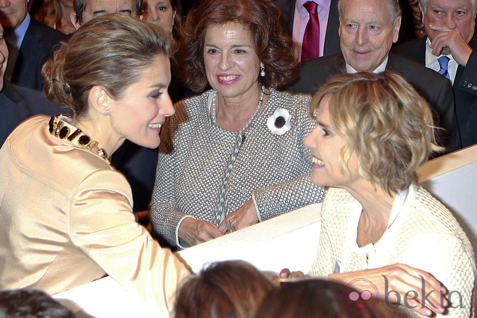 La Princesa Letizia saludando a Eugenia Martínez de Irujo en ARCO 2014