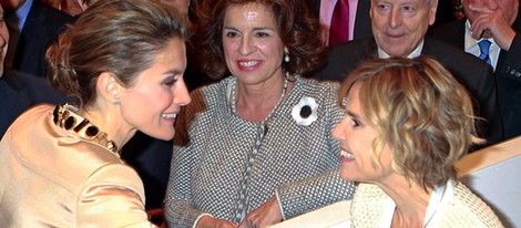 La Princesa Letizia saludando a Eugenia Martínez de Irujo en ARCO 2014