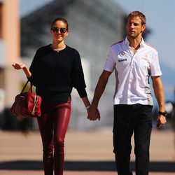 Jenson Button y Jessica Michibata paseando cogidos de la mano