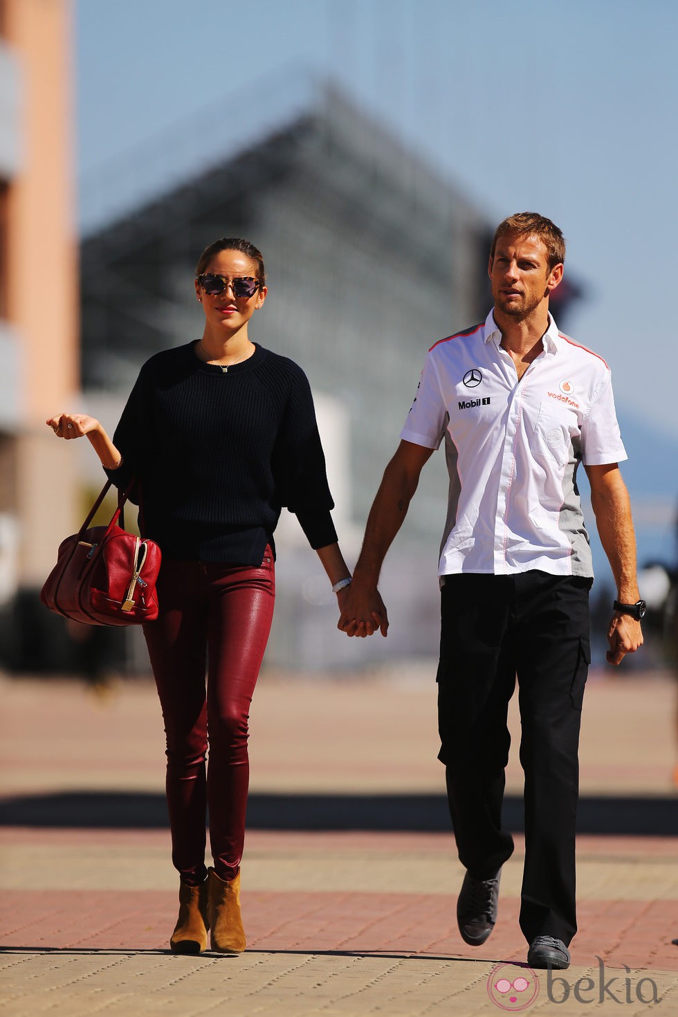 Jenson Button y Jessica Michibata paseando cogidos de la mano