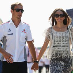 Jenson Button y Jessica Michibata paseando cogidos de la mano en un circuito de F1