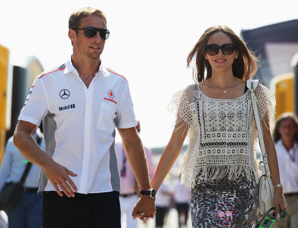 Jenson Button y Jessica Michibata paseando cogidos de la mano en un circuito de F1