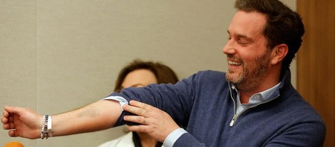 Chris O'Neill muestra la huella del pie de su primera hija tras su nacimiento