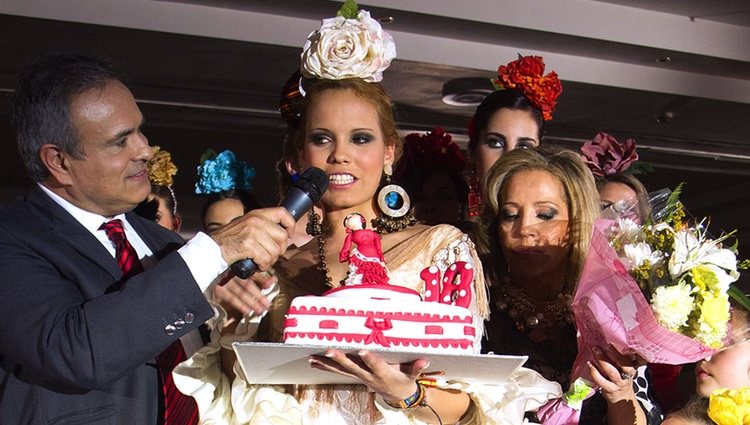 Gloria Camila Ortega celebra su 18 cumpleaños con una tarta flamenca
