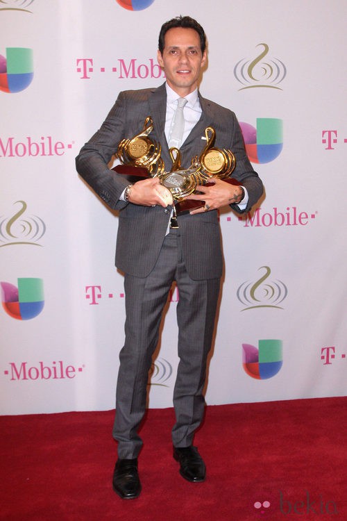 Marc Anthony posa con sus estatuillas en los Premios Lo Nuestro 2014