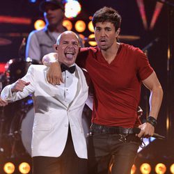 Pitbull y Enrique Iglesias en los Premios Lo Nuestro 2014