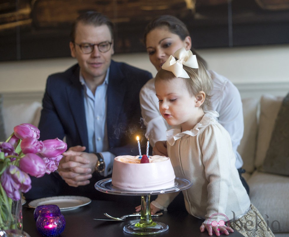 La Princesa Estela de Suecia soplando las velas de su segundo cumpleaños
