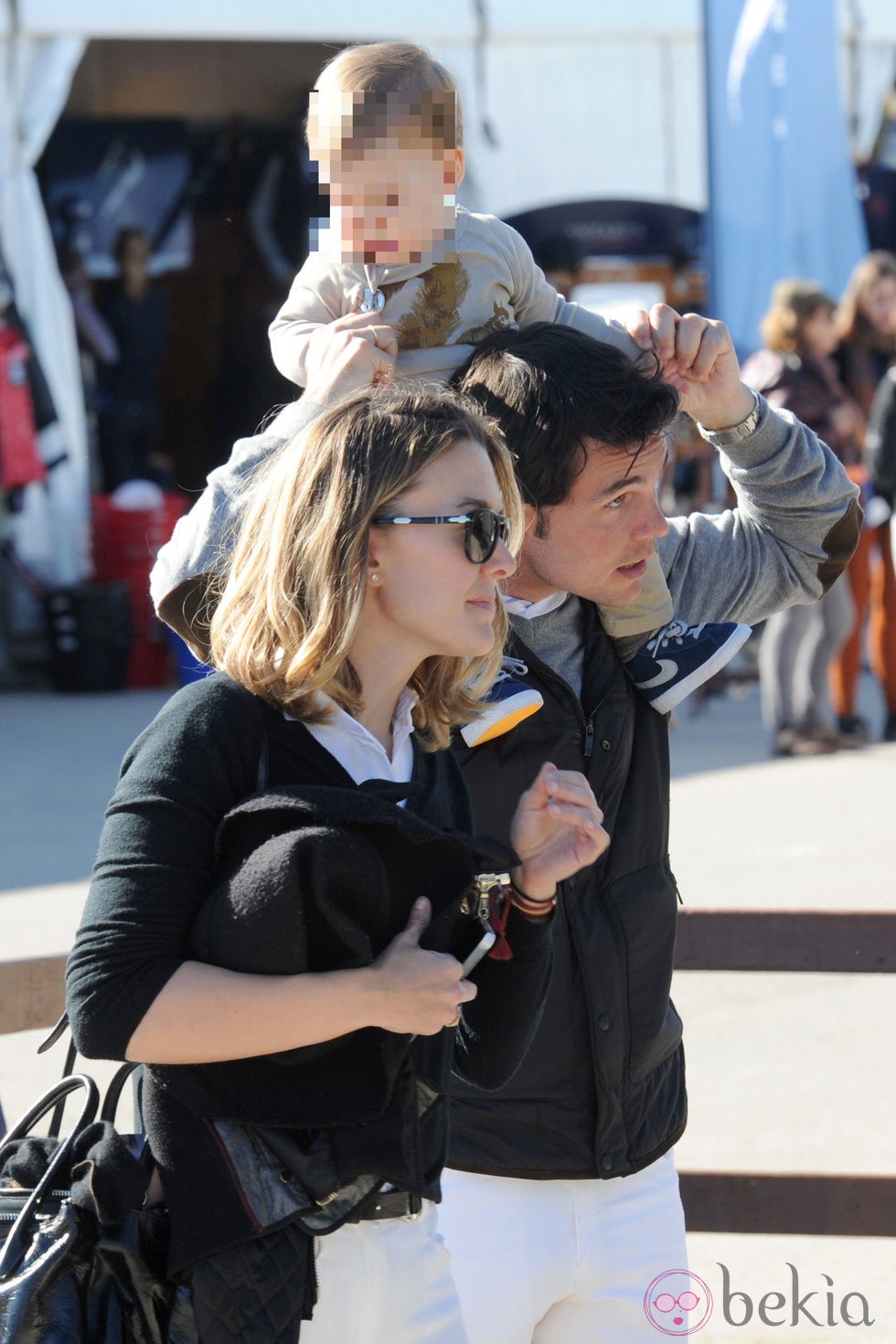 Marta Ortega y Sergio Álvarez disfrutan de la hípica en Cádiz con su hijo Amancio