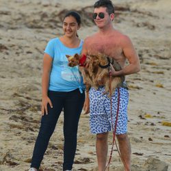 Simon Cowell fotografiándose con una fan en Miami tras convertirse en padre