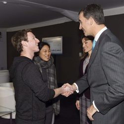 Los Príncipes Felipe y Letizia saludan a Mark Zuckerberg y Priscilla Chan