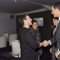 Los Príncipes Felipe y Letizia saludan a Mark Zuckerberg y Priscilla Chan