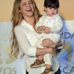 Shakira y Milan en la inauguración de una escuela en Colombia