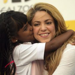 Una niña besa a Shakira en la inauguración de una escuela en Colombia