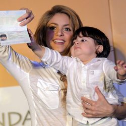 Shakira enseña el pasaporte colombiano de Milan Piqué