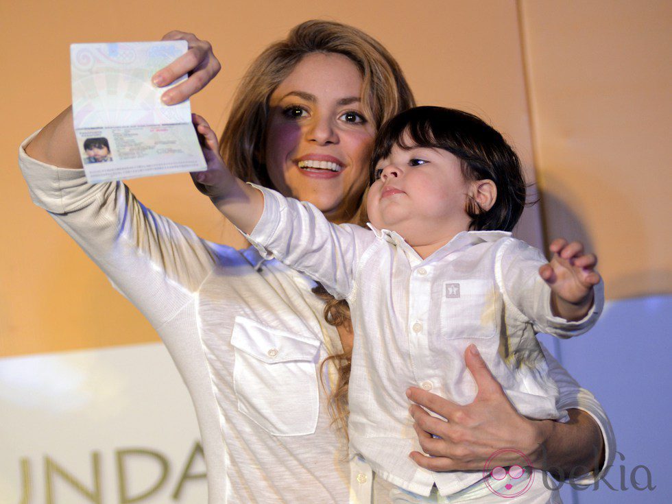 Shakira enseña el pasaporte colombiano de Milan Piqué