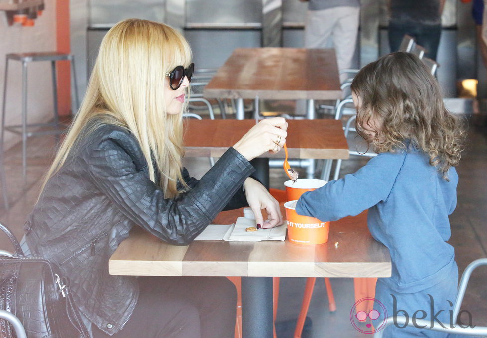 Rachel Zoe merendando con su hijo Skyler Morrison Berman en Los Angeles
