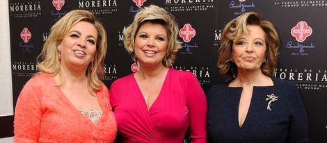 María Teresa Campos con sus hijas Carmen y Terelu en los Premios Pata Negra 2014