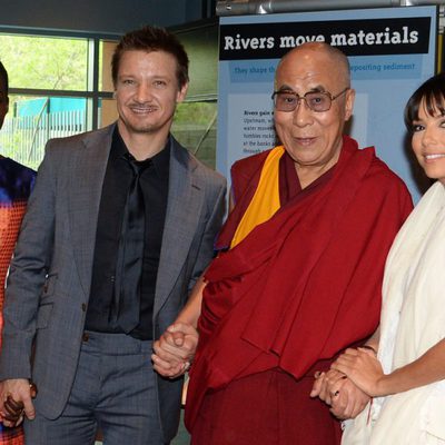 Lupita Nyong'o, Jeremy Renner y Eva Longoria junto al Dalai Lama en un acto organizado por la Fundación Lourdes en Los Angeles