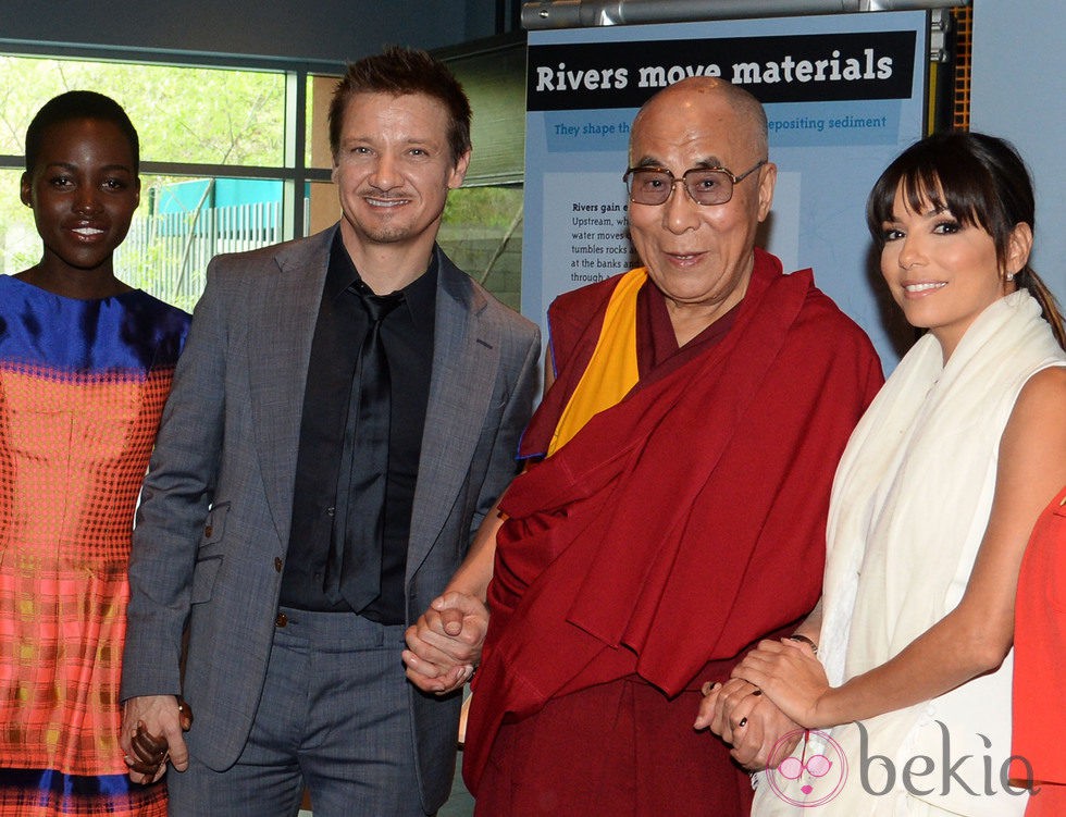 Lupita Nyong'o, Jeremy Renner y Eva Longoria junto al Dalai Lama en un acto organizado por la Fundación Lourdes en Los Angeles