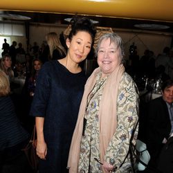 Sandra Oh y Kathy Bates en un acto organizado por la Fundación Lourdes en Los Angeles para conocer al Dalai Lama