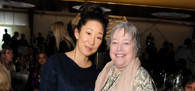 Sandra Oh y Kathy Bates en un acto organizado por la Fundación Lourdes en Los Angeles para conocer al Dalai Lama