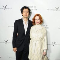 Christina Hendricks y Geoffrey Arend en un acto organizado por la Fundación Lourdes en Los Angeles para conocer al Dalai Lama