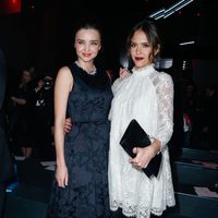 Miranda Kerr y Jessica Alba en el desfile de H&M en la Semana de la Moda de París 2014